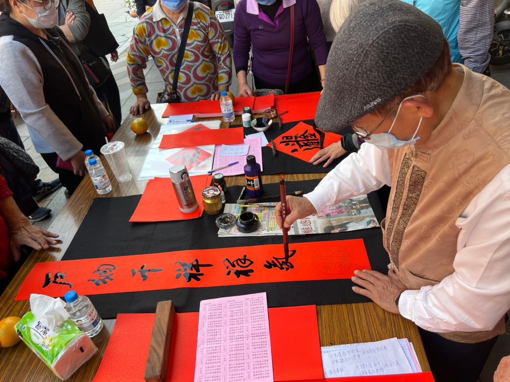 【名家揮毫迎新春 精彩回顧】三峽老街「名家揮毫迎新春」活動，現場民眾索取春聯踴躍