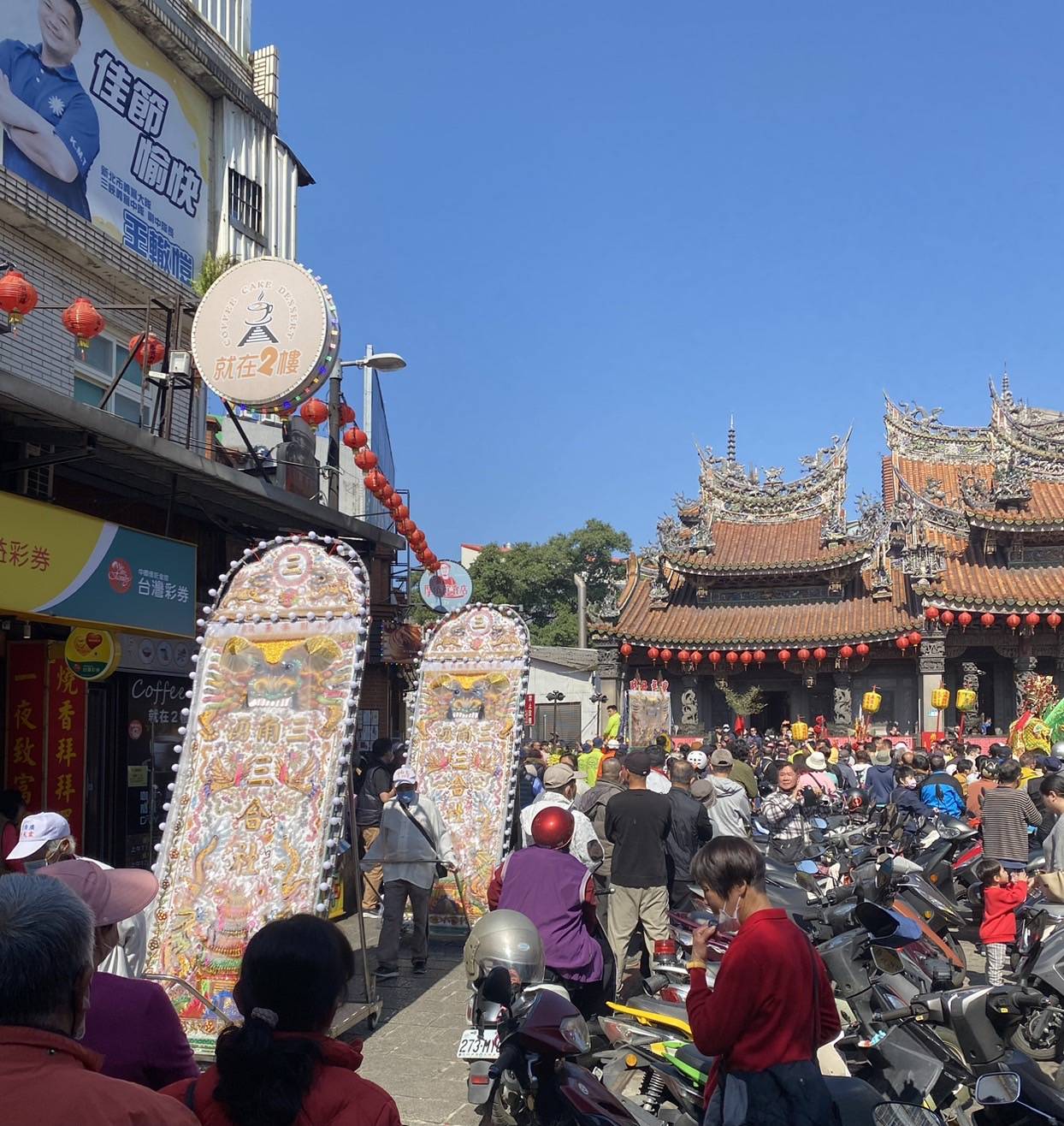 【初六賽神豬搶先報】三峽地區一年一度的「賽神豬」盛事，今天上午在三峽老街旁祖師廟廣場，進行「得獎豬公領金牌」儀式（特別感謝戴記茶坊提供照片及影片）
