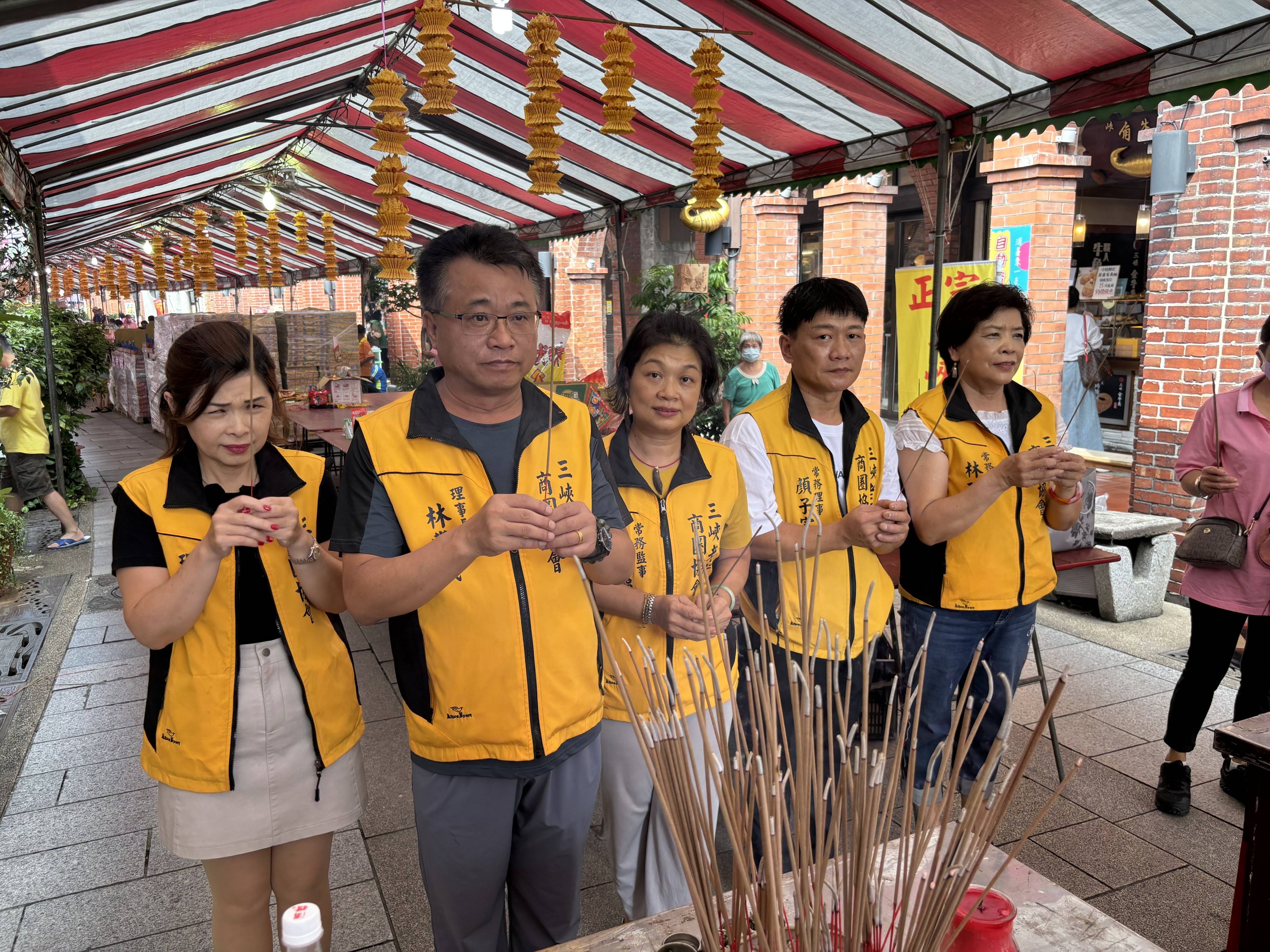 【協會公告】三峽民權老街商圈發展協會理事長林豐斌，率領協會理監事前往興隆宮參加普渡活動