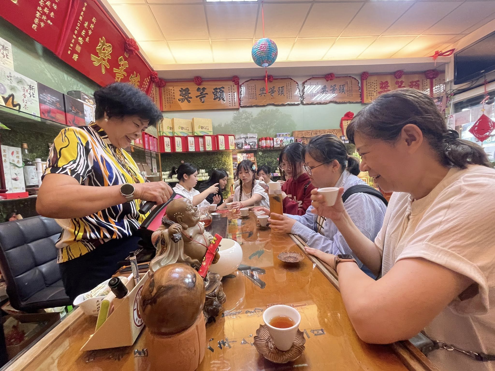 明志科大-數位行銷設計系 孫儷芳主任帶領學生們蒞臨三峽老街並協助店家拍攝短影音宣傳