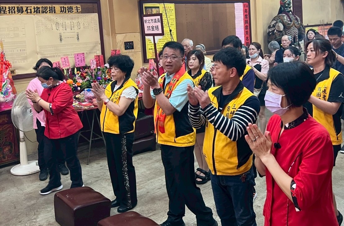 2025媽祖生日，三峽民權老街商圈發展協會理事長林豐斌，率領協會理監事前往興隆宮給媽祖祝壽