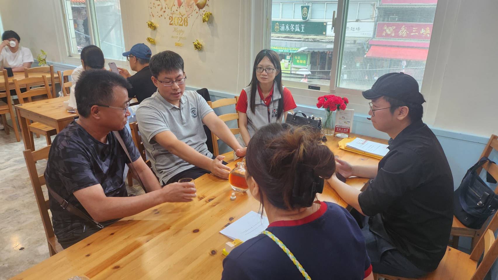 新北市政府經濟發展局蒞臨三峽老街，輔導商圈店家參與「115年度綠店之星」選拔
