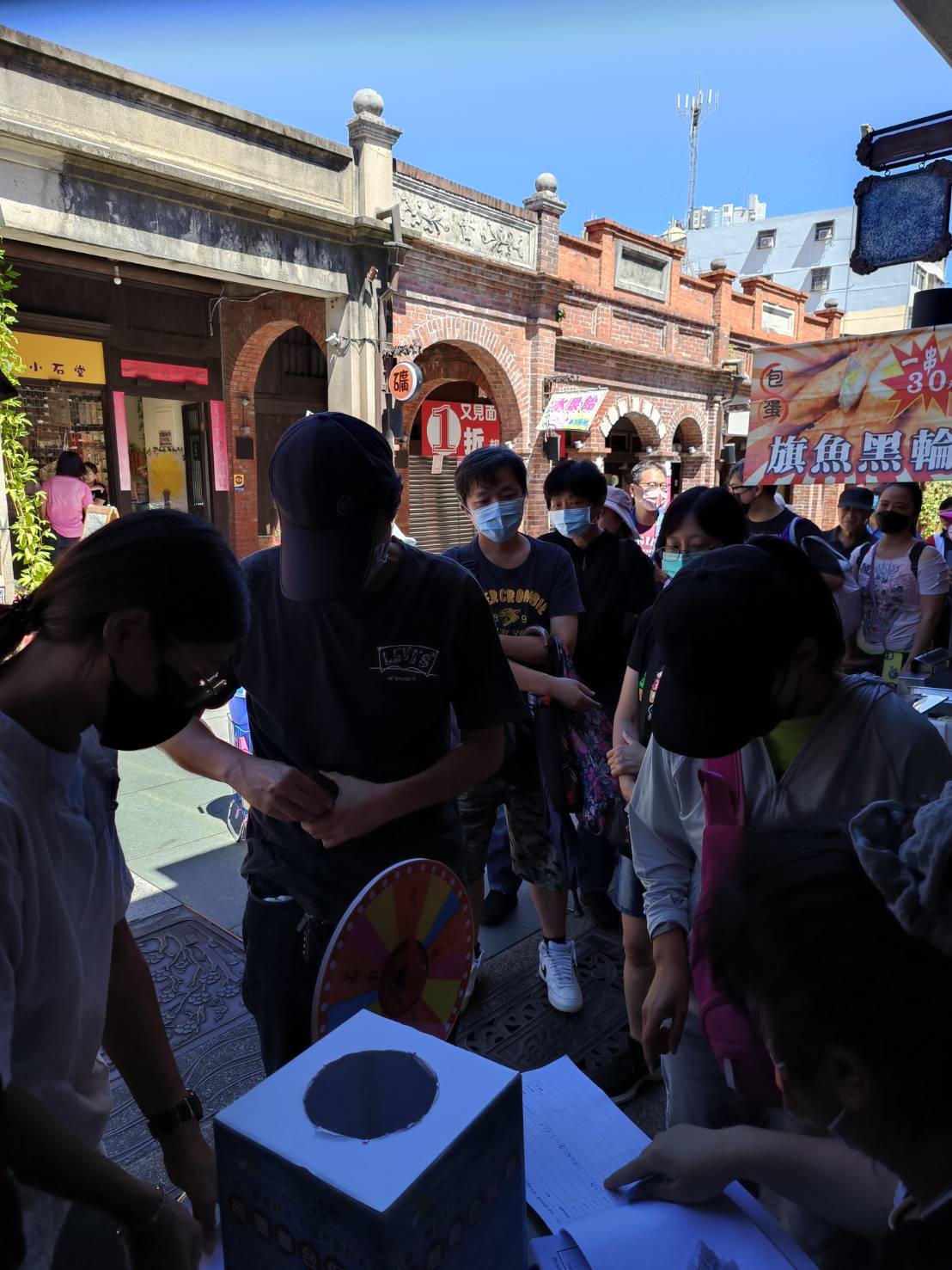 【協會公告】感謝廣大民眾的支持與熱烈響應 ! 前300名民眾至「商圈服務台」抽獎加贈100元新北幣活動，每人單次最多限領10張 !