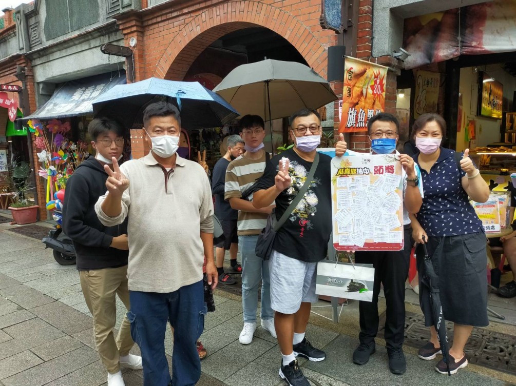 【協會來報喜】賀！恭喜來自頭份與新莊的蕭姓遊客一家人，幸運抽中此次活動最大獎：價值萬元的三峽老街特色商品大禮包....恭喜！