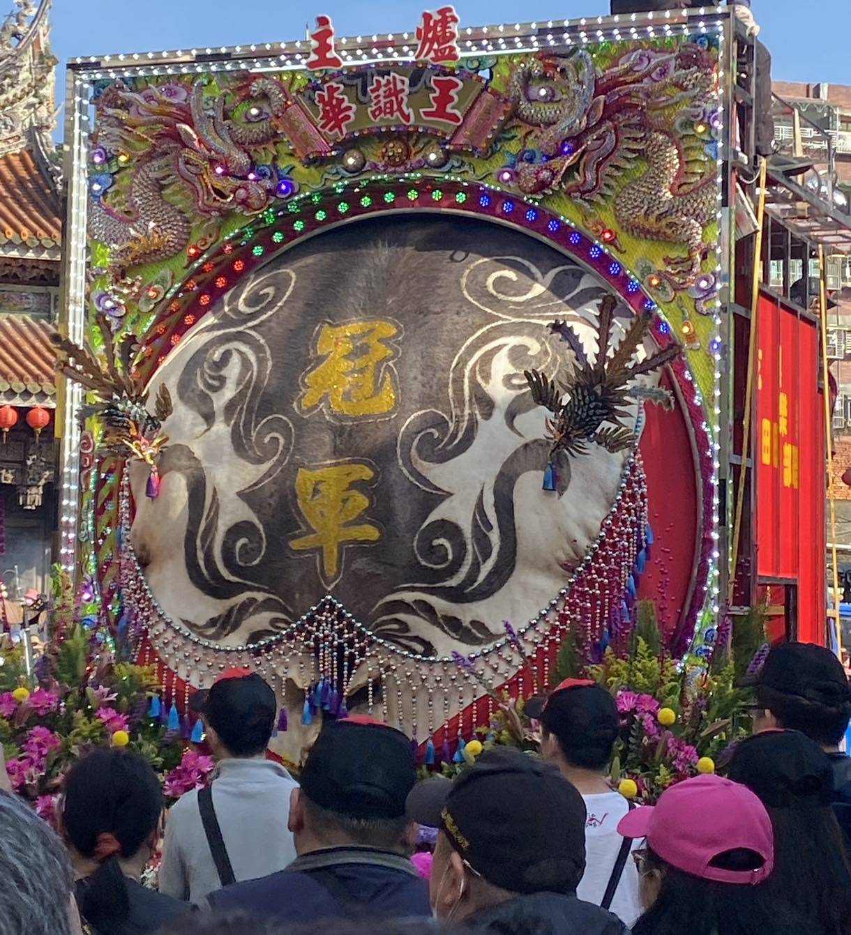 【初六賽神豬搶先報】參加下午2點「三峽老街 」旁「 祖師廟」賽神豬的神豬們，已經陸續進場囉 ! （特別感謝戴記茶坊提供照片）