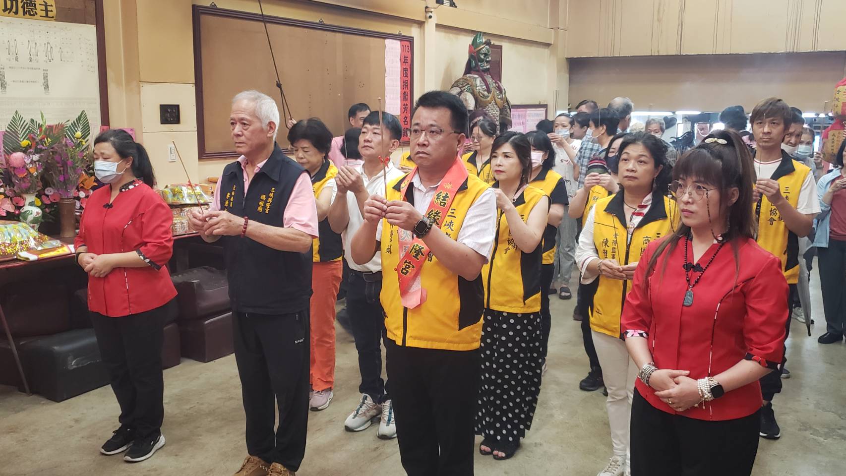 【協會公告】今天是媽祖的生日 ! 「三峽民權老街商圈發展協會」理事長林豐斌率領商圈協會理監事及幹部，一起到興隆宮媽祖廟給保佑我們的媽祖祝壽 !